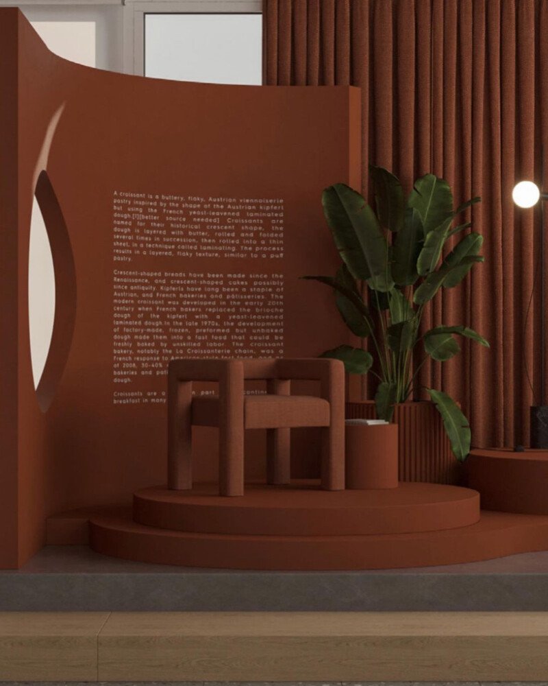 Fauteuil large et élégant rose foncé placé sur un escalier, entouré d’une décoration entièrement rose, avec un mur rose à inscriptions blanches et une plante décorative