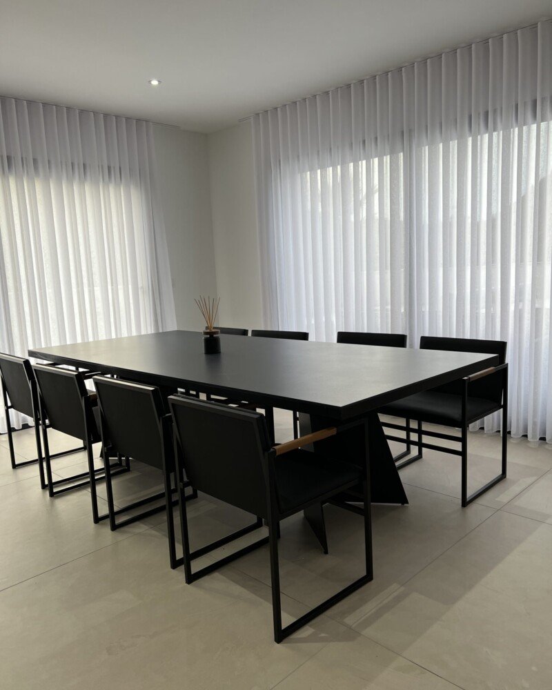 Table en métal noir pour 8 personnes avec chaises en métal assorties, design moderne et industriel