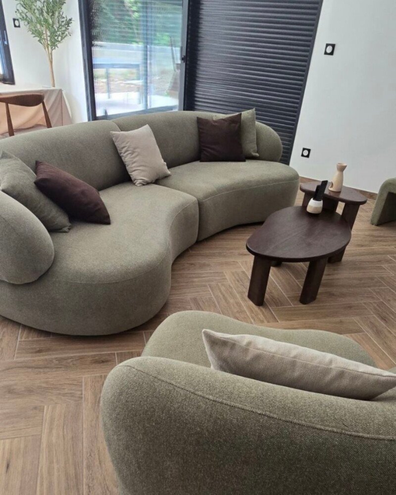 Fauteuil vert en forme de haricot, accompagné de son fauteuil assorti, design moderne et original pour un intérieur cosy