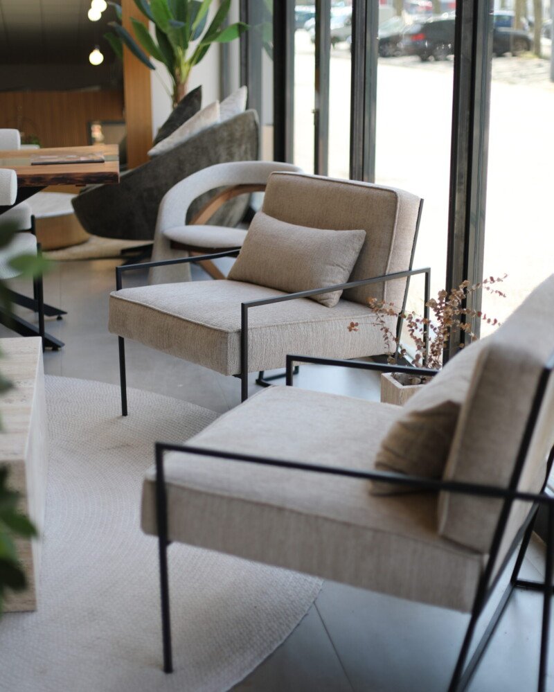 deux fauteuil Liva large et confortable, en tissu bouclette taupe avec pieds en métal, design moderne et cosy