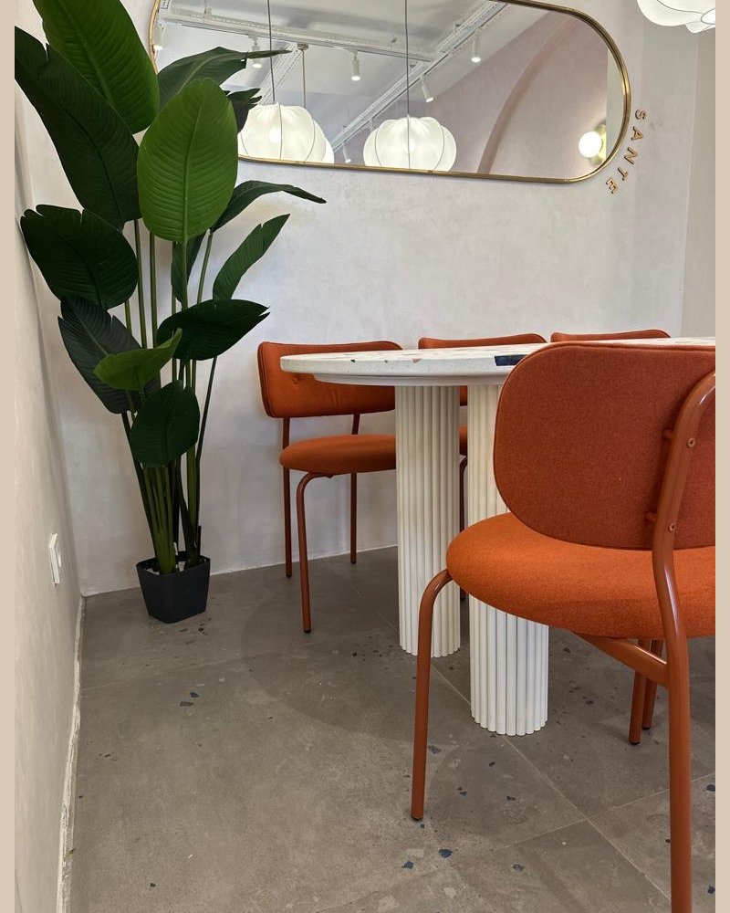 Table en terrazzo avec chaise orange, décoration moderne et colorée