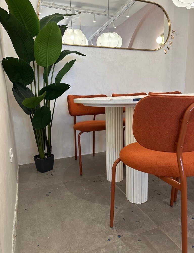 Table en terrazzo avec chaise orange, décoration moderne et colorée